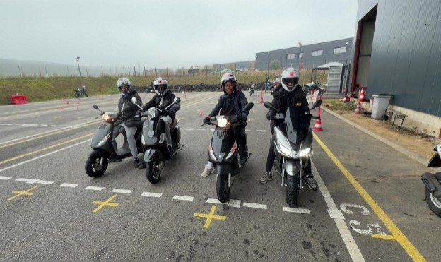 Les jeunes bénéficiaires équipés sur leurs scooter