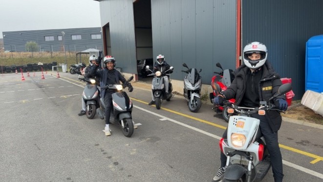 Les jeunes bénéficiaires équipés sur leurs scooter