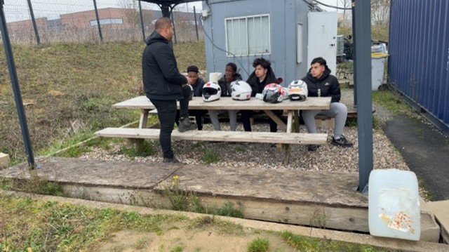 Echange entre éducateur et jeunes bénéficiaires